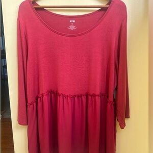 EVRI Women's Berry Color top. 1X. Relaxed fit. Scoop neck